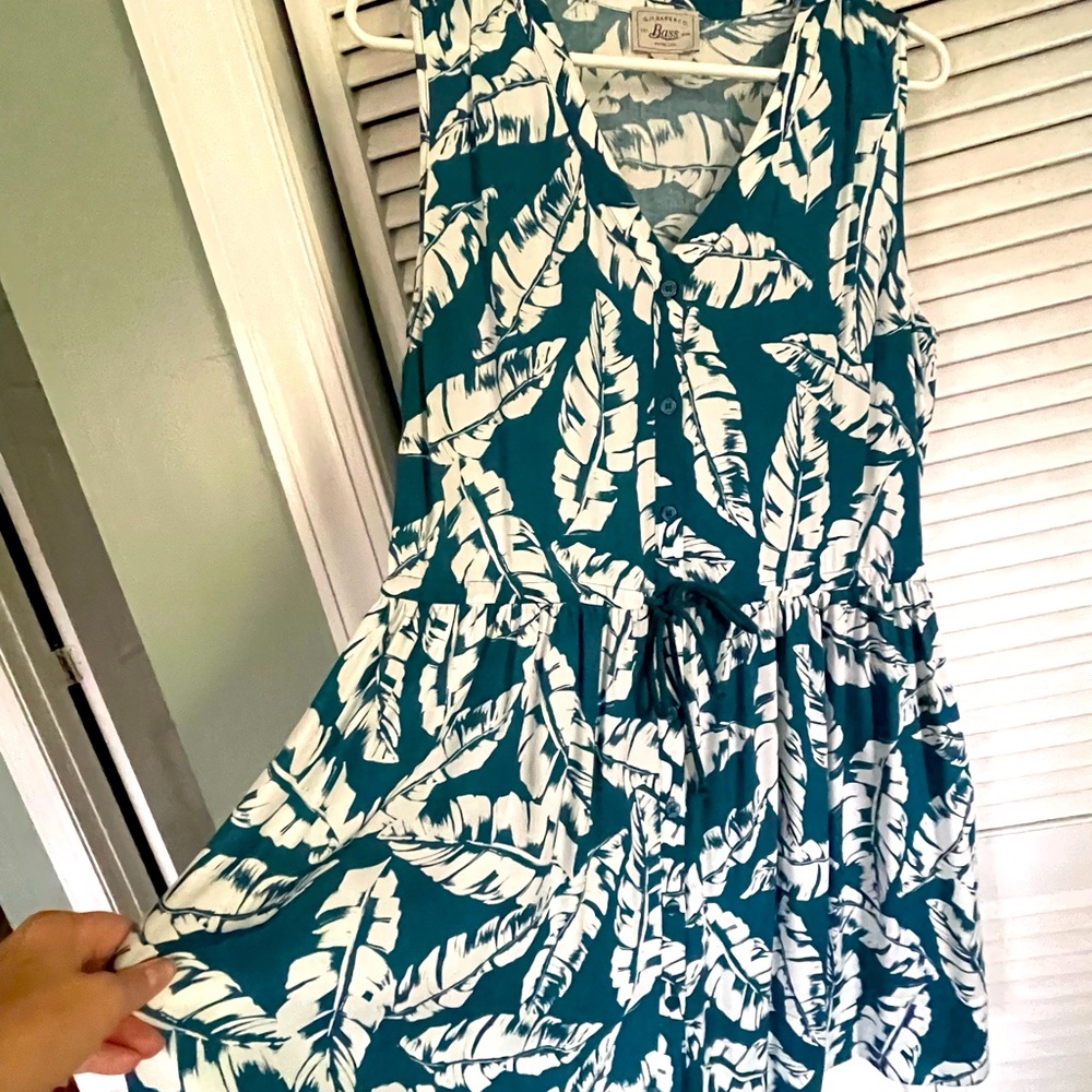 Bass Rayon summer dress.  Has dark green corded cinch tie in front.